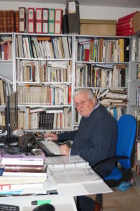 Jean-Pierre Bertrand, conseiller scientifique de l'OPCI - Ethnodoc, dans la salle de documentation au Perrier.