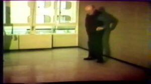 23 – Un écart contretemps à droite, piqué trois temps à droite, de même à gauche.