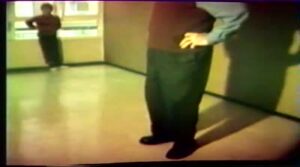 25– 4 petits pas à droite, en croisant alternativement le pied gauche derrière et devant le droit, suivis d’un jeté et d’un assemblé